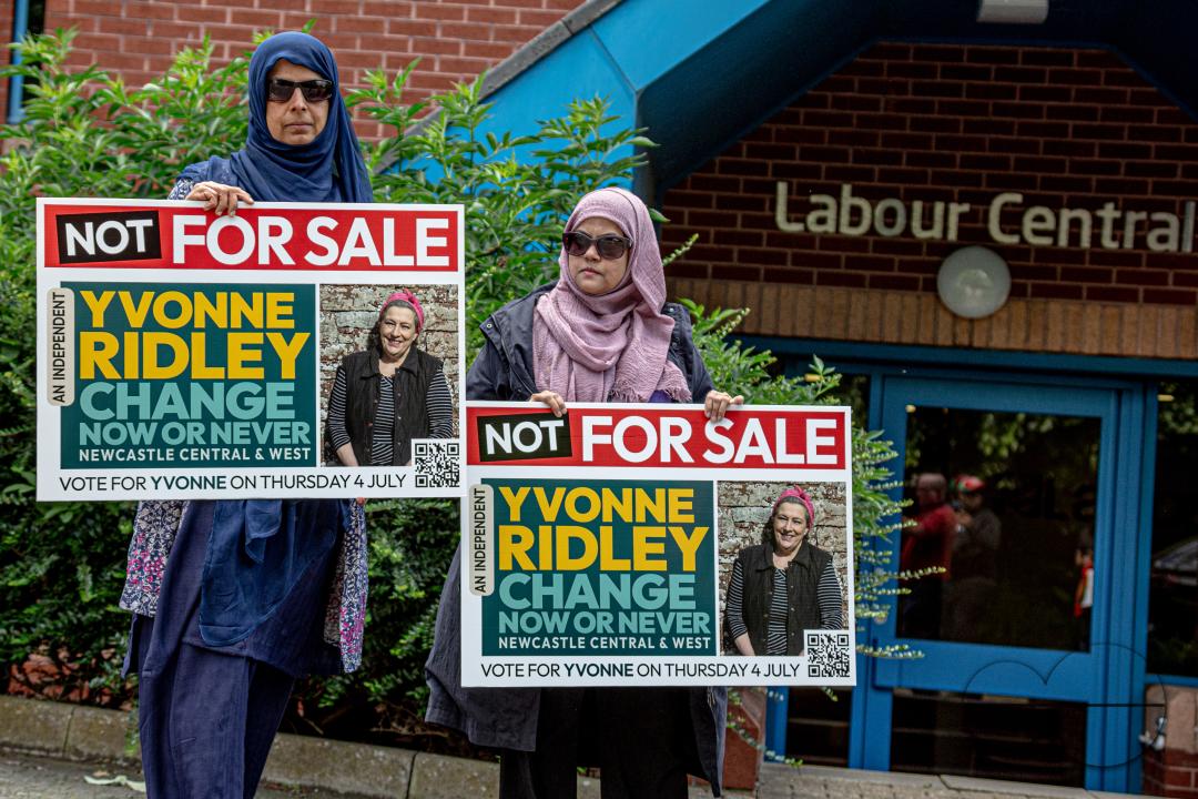 Following Keir Starmer's mention of Bangladesh regarding the Labour Party's immigration policy, British Bengolis react upset and organise flash protests outside the Labour North Central Office