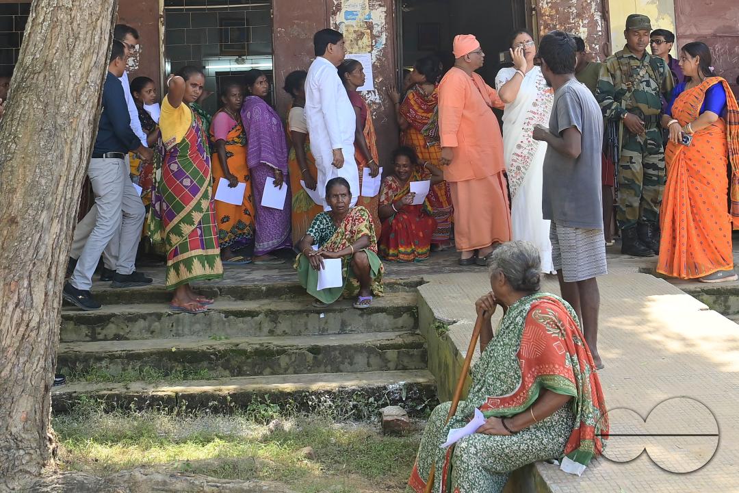 Swami Shubhakarananda (Maharaj) - Secretary of Ramakrishna Mission, Mayor Deepak Majumdar, the District Magistrate, and other officials inspect a health camp for flood victims at a temporary relief camp organized by Ramakrishna Mission, at Pratapgarh Eng