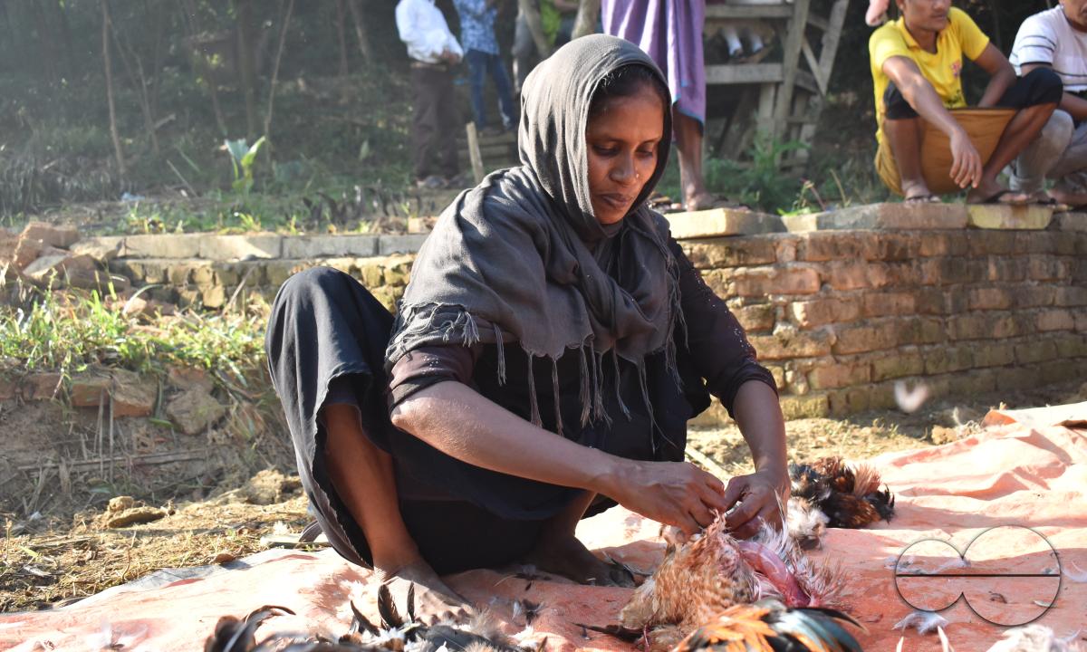 People cleaning fowls for sale at the Balukhali refugee camp
