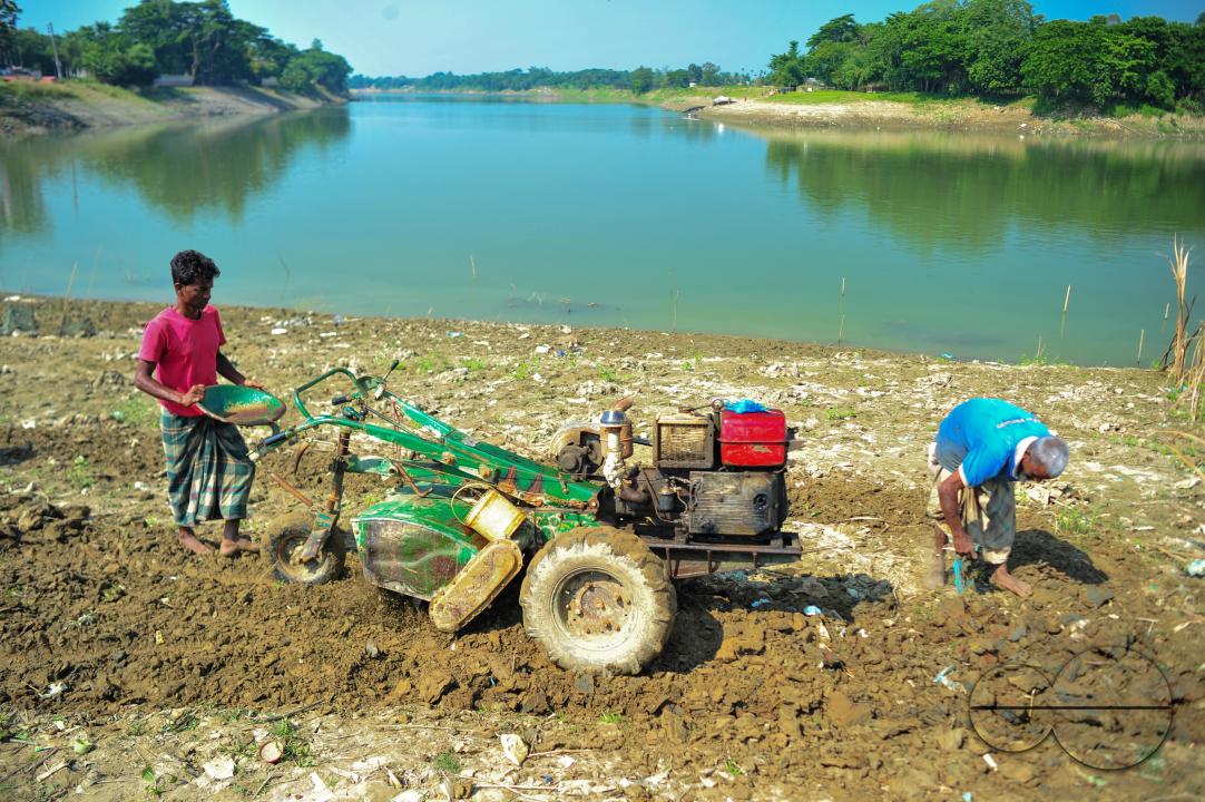 Farmers using machines on the banks of Surma River in Masuganj Bazar area of Sylhet