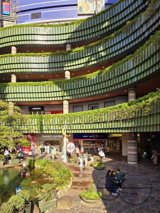 The parapet walls are lined with tropical plants in this shopping mall in Sumiyoshi, Hakata Ward, Fukuoka