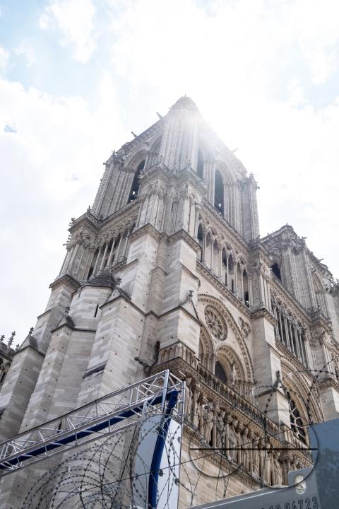 MWC048712