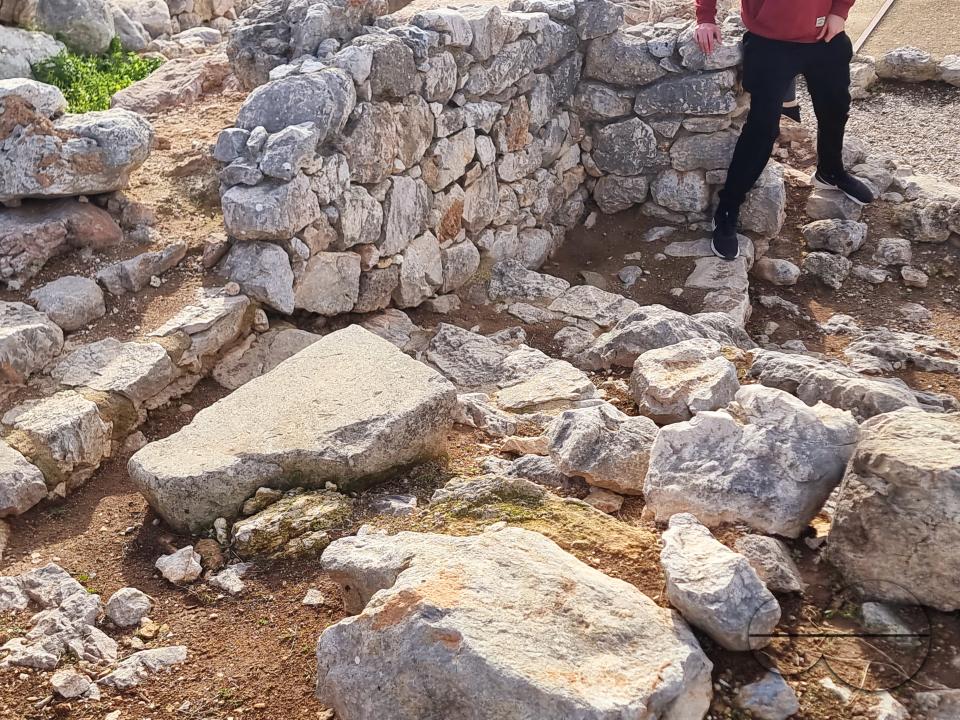 The Archaeological site of Kolonna is located on a small peninsula between Aegina and the town's closest beach