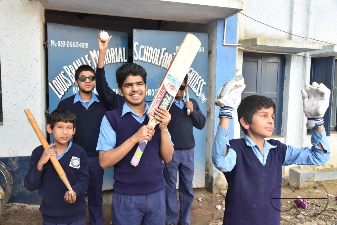 MWC044155
