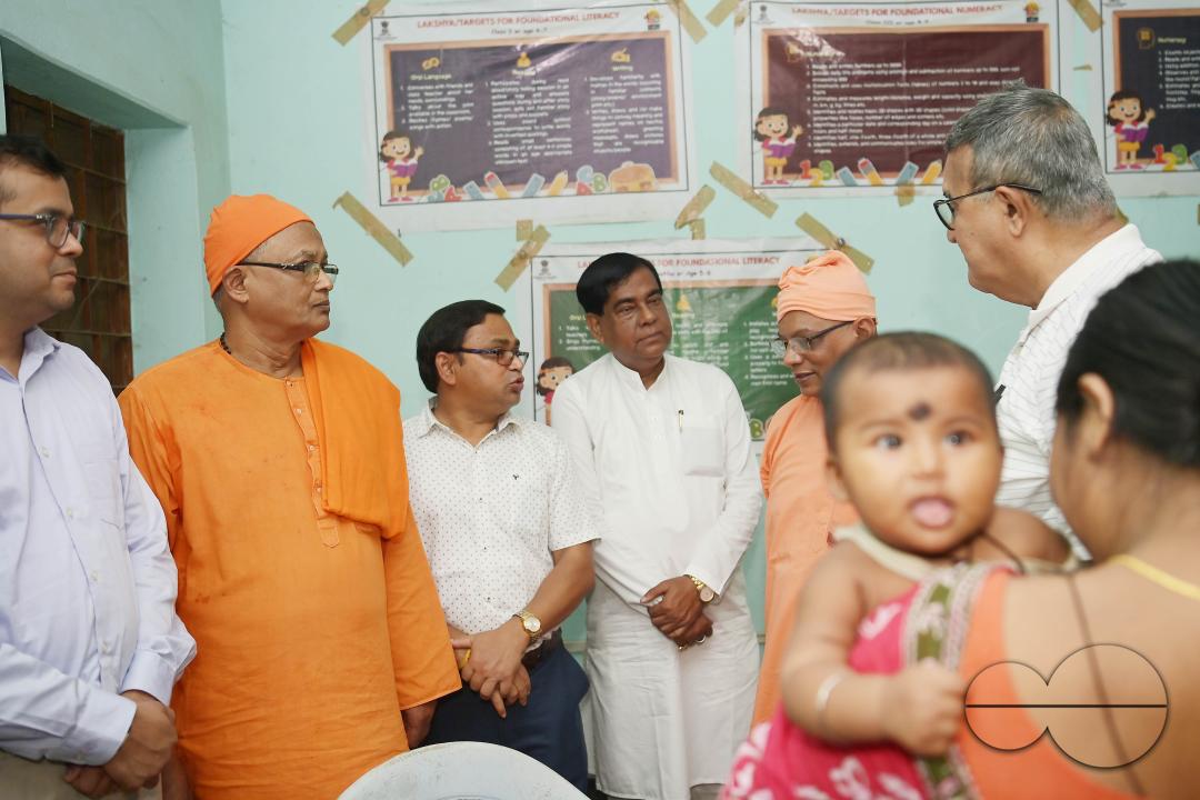 Swami Shubhakarananda (Maharaj) - Secretary of Ramakrishna Mission, Mayor Deepak Majumdar, the District Magistrate, and other officials inspect a health camp for flood victims at a temporary relief camp organized by Ramakrishna Mission, at Pratapgarh Eng