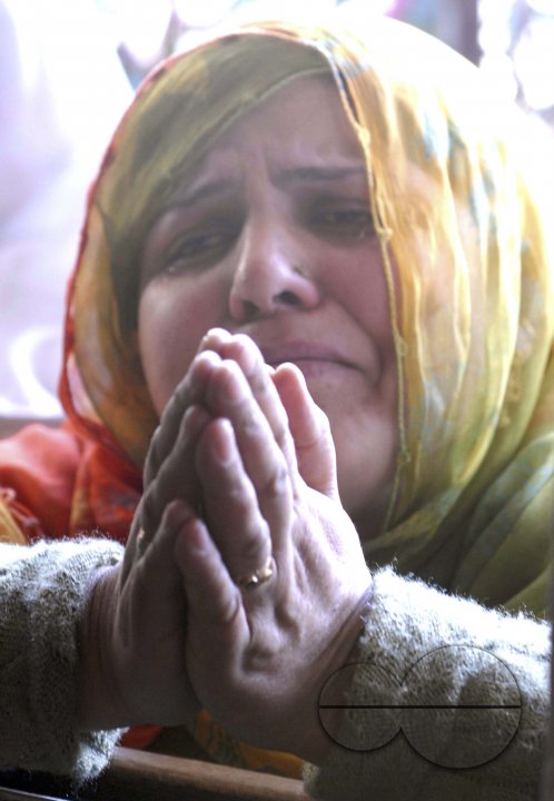 Kashmiri Muslim women pray