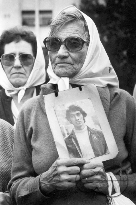 ARGENTINA.MOTHERS OF PLAZA DE MAYO DEMANDING JUSTICE FOR RELATIVES 'DISAPPEARED' DURING MILITARY DICTATORSHIP.  BUENOS AIRES, 1982.