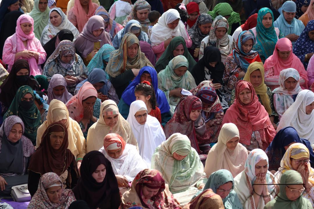Thousands offer Eid prayers at Srinagarâs Hazratbal shrine