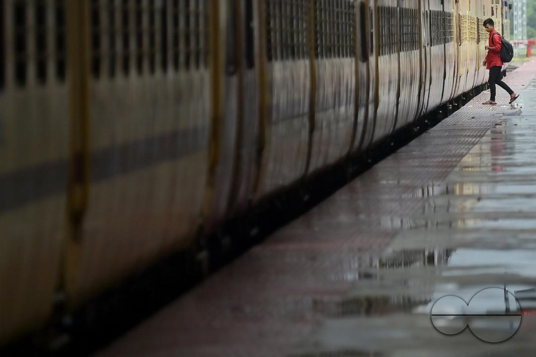 Passengers at the railway station waiting for the interstate train which got cancelled during Cyclone Remal in Agartala