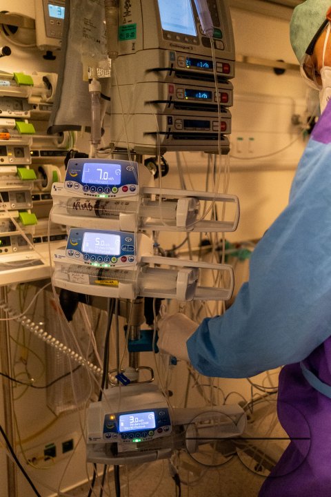 MWC041834