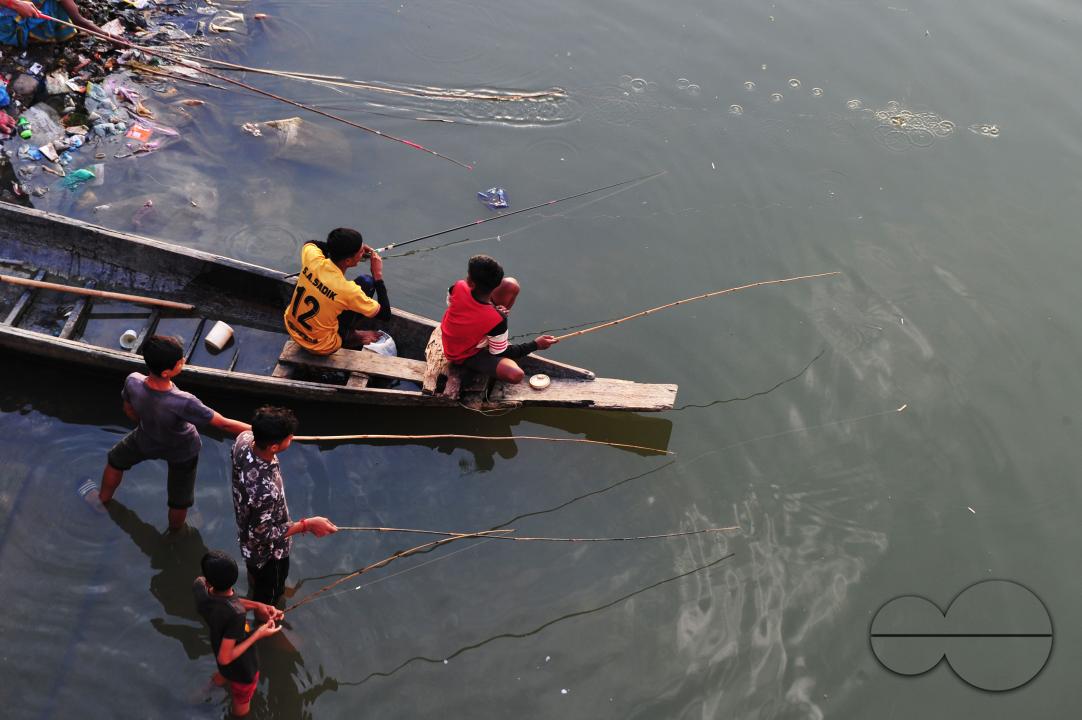 Children and people are catching fish