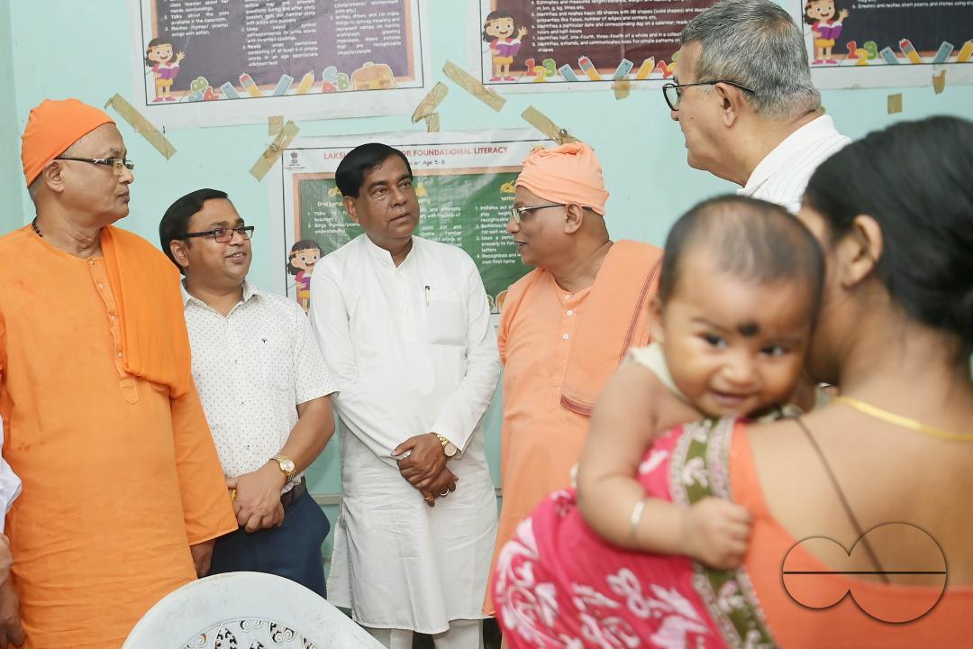 Swami Shubhakarananda (Maharaj) - Secretary of Ramakrishna Mission, Mayor Deepak Majumdar, the District Magistrate, and other officials inspect a health camp for flood victims at a temporary relief camp organized by Ramakrishna Mission, at Pratapgarh Eng
