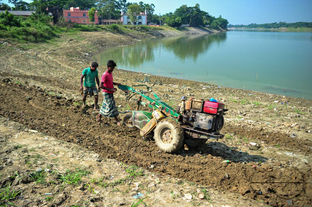 Farmers using machines on the banks of Surma River in Masuganj Bazar area of Sylhet
