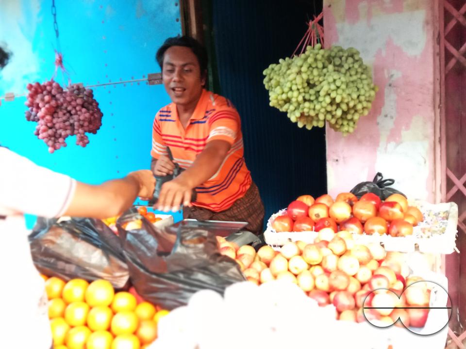 Vegetable and fruit stalls outside the Balukhali refugee camp