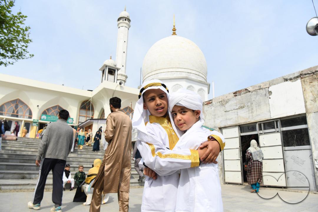 Thousands offer Eid prayers at Srinagarâs Hazratbal shrine